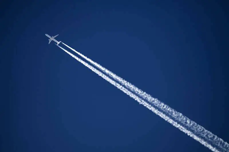 avion traine de chemtrails ciel bleu